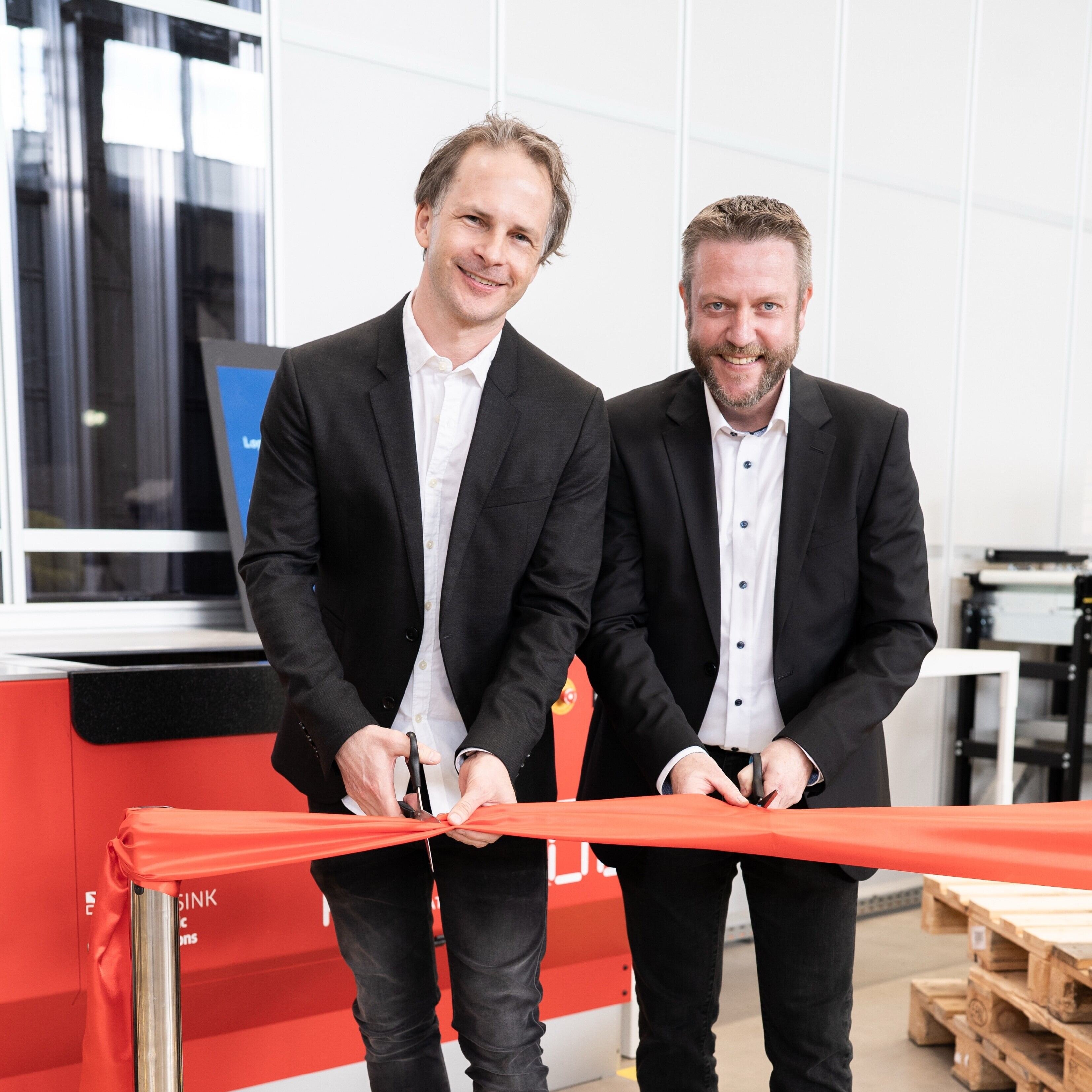 Schneiden des Bandes bei Einweihung